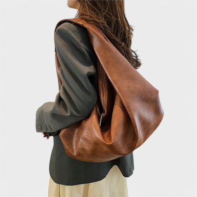 Nora. - Borsa Hobo triangolare spaziosa