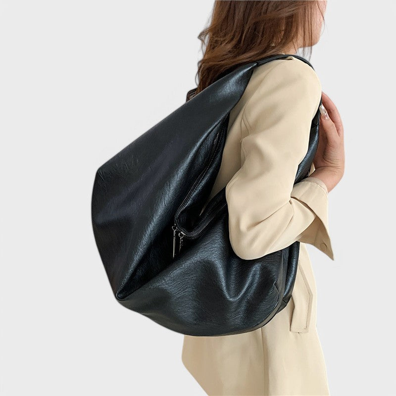 Nora. - Borsa Hobo triangolare spaziosa